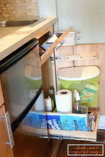 Хигиенични аксесоари в малка уютна кухня