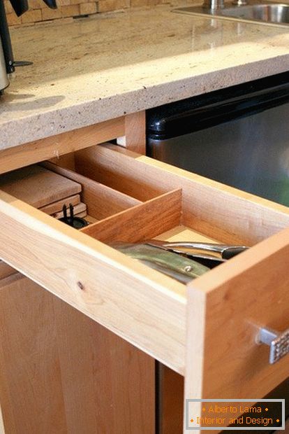 Шкаф за прибори за хранене в малка уютна кухня