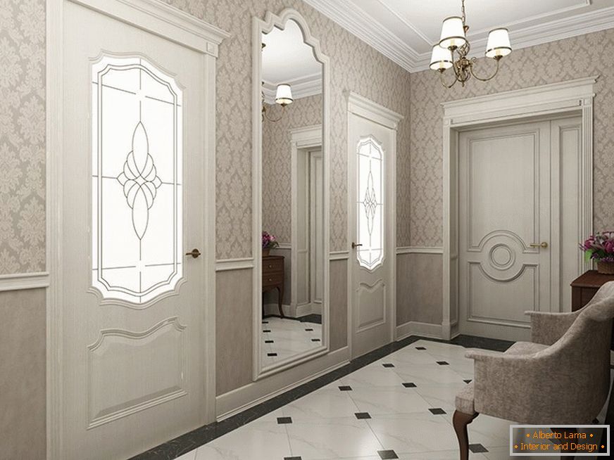 Светли стени в коридора в класически стил