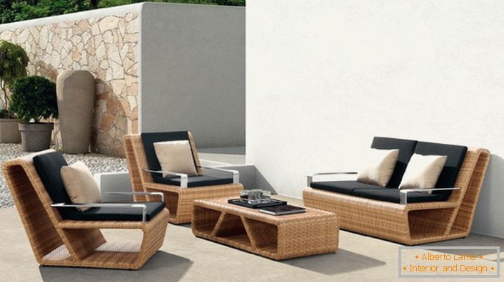 Елегантни мебели от изкуствен ратан в средиземноморската вила.