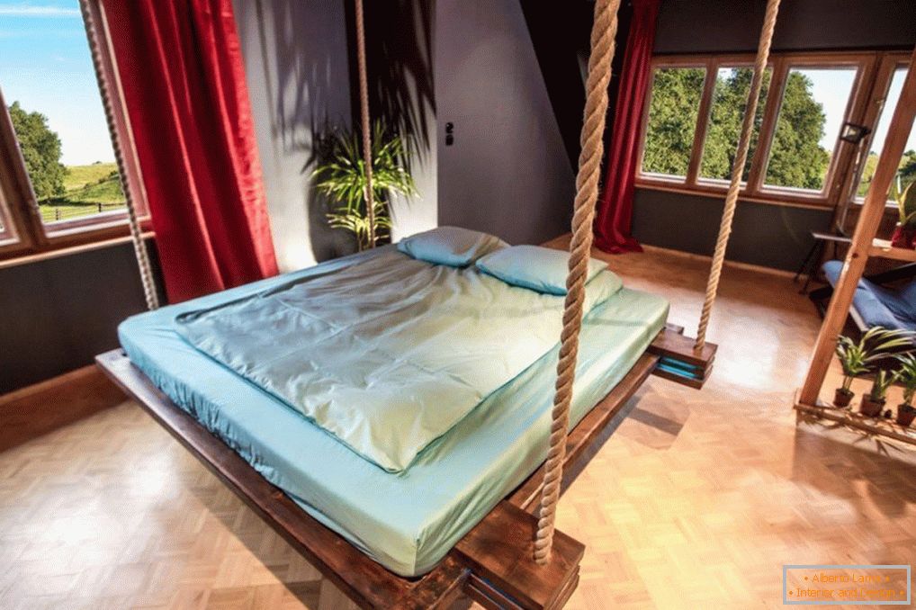 Спалня с легло на въжета