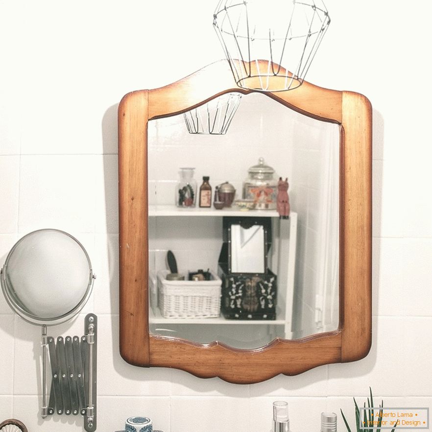 Огледало в банята на луксозни апартаменти в Лисабон