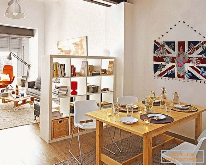 Интериорът на трапезарията на малък апартамент в Барселона