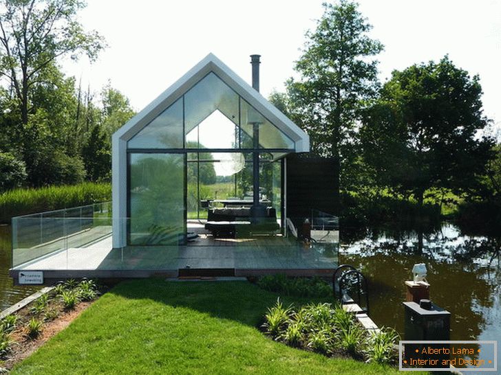 Малка стъклена къща близо до езерото в Холандия