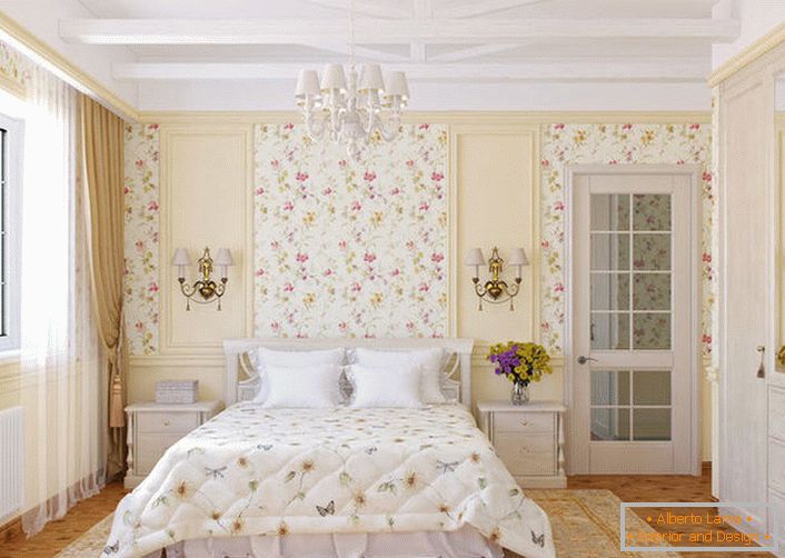 Стените на спалнята в стила на страната са украсени с цветни тапети, които се сливат хармонично с леглото на леглото.