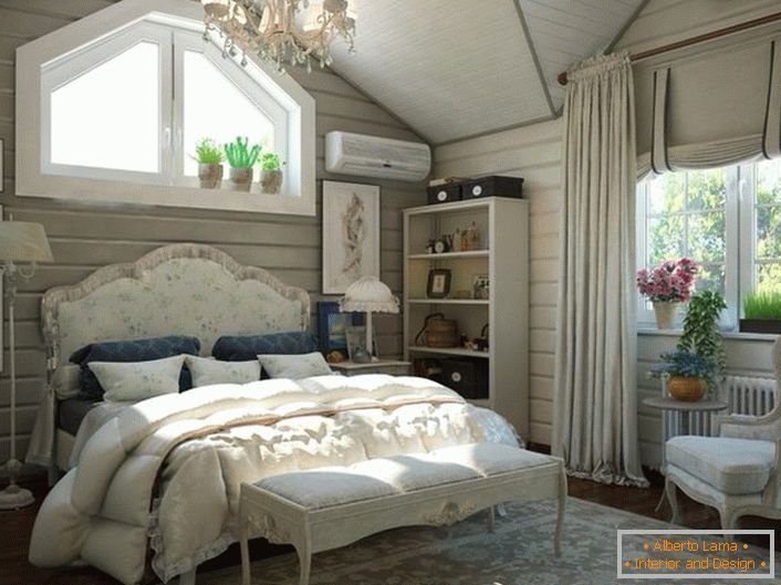 Спалня за гости на таванския етаж на селска къща. Интериорът в стила на страната изглежда впечатляващ и стилен. 