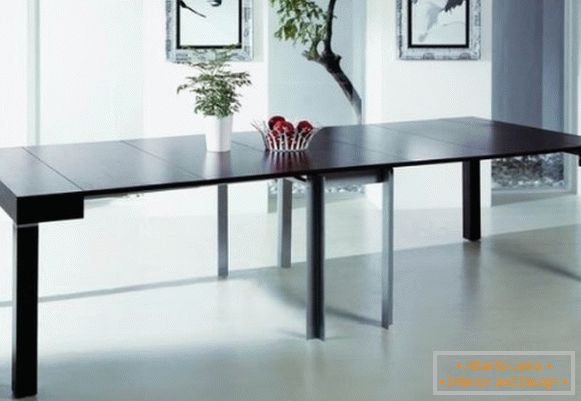 сгъваема конзола за маса в черно в дизайна на хола