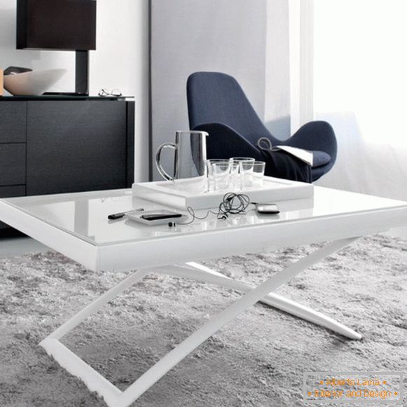 сгъваема маса в бяло със стъклен връх