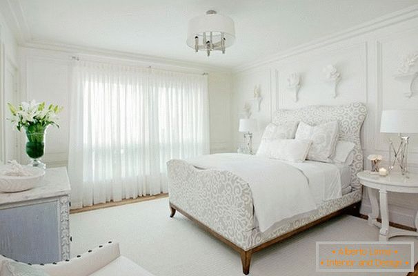 Интериор в спалнята в бял цвят