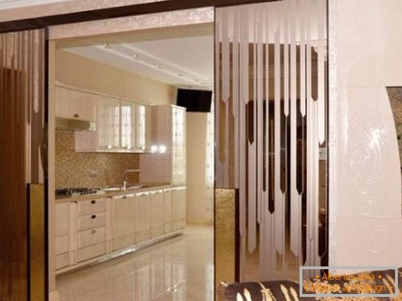 Стъклени плъзгащи врати в кухнята с картина