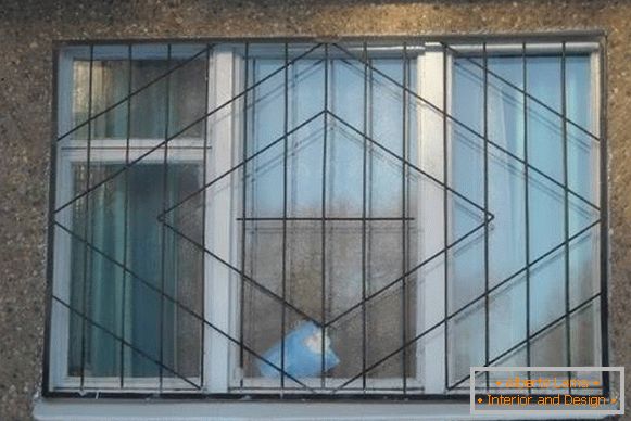 Заварени метални решетки на прозорци - снимка от фасадата