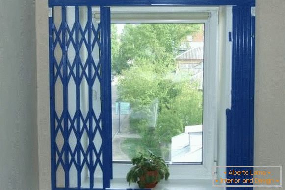 Вътрешни решетки на окна - раздвижные синего цвета