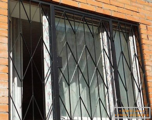 Метални люлеещи решетки на прозорците на приземния етаж