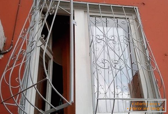 Премахване на красиви решетки на прозорците - снимка на къщата навън