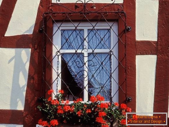 Видове решетки за прозорци - ковани декоративни