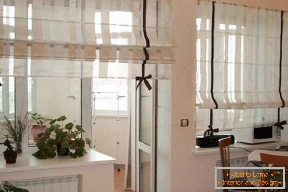 Римски завеси в кухнята на вратата на балкона, снимка 21