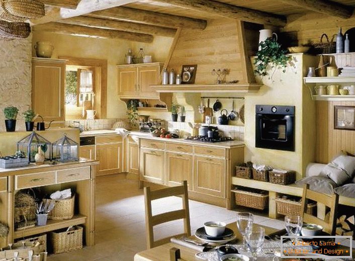 Кухня във френски стил от масивно дърво е украсена с цветя, които са равномерно подредени около стаята. 
