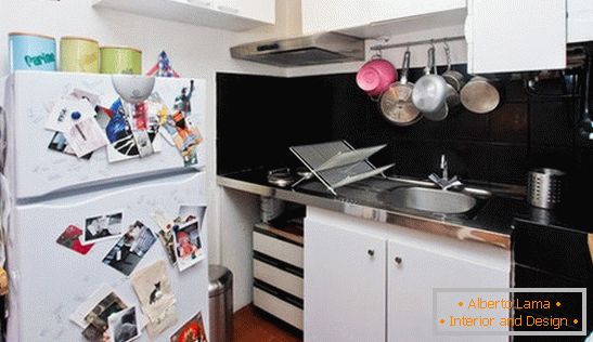 Интериорен дизайн на малка кухня в чёрно-белом цвете