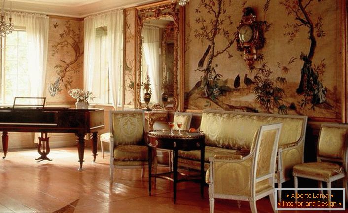 Луксозният хол в стил Емпайър е забележителен за изискана декорация.Собственикът на къщата, най-вероятно, обича да свири на пиано, което също се вписва в цялостната картина на интериора. 