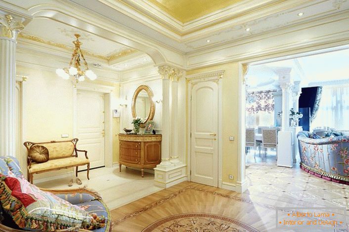 Кралски апартаменти в стил Емпайър в обикновен апартамент в Москва.