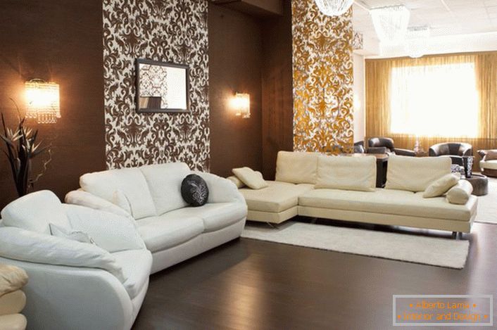 Контрастираща комбинация от тъмно кафяво и бяло - класическо решение за дизайна на стаята за гости в стил 