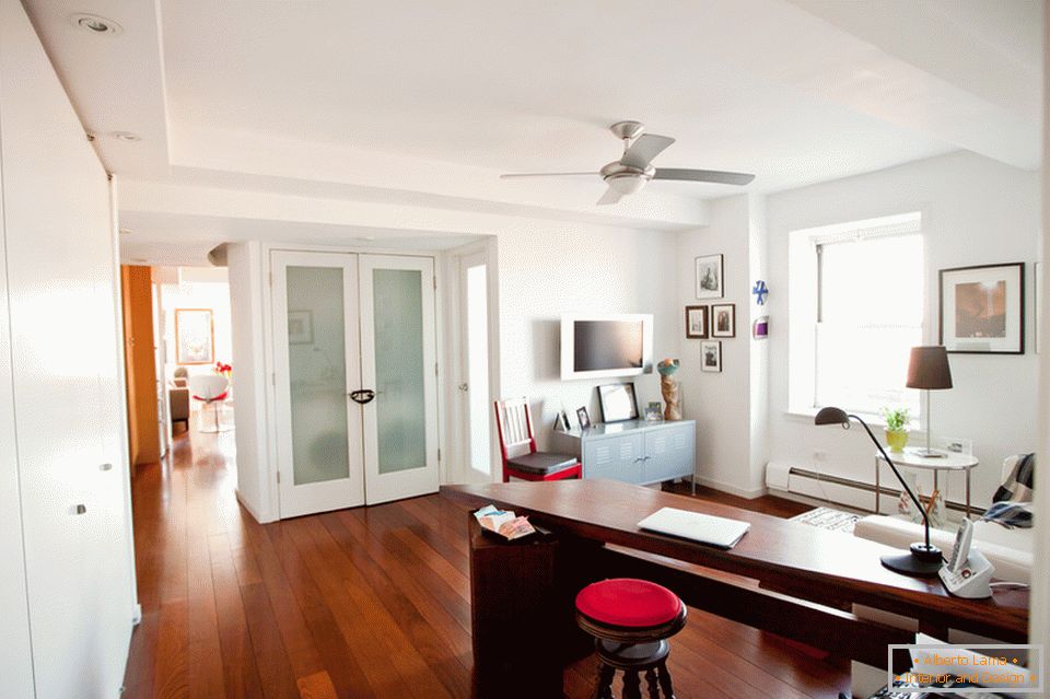 Изучаване на апартамент с изглед към Бруклин