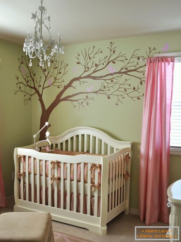 Стикерно дърво на стената в детската стая