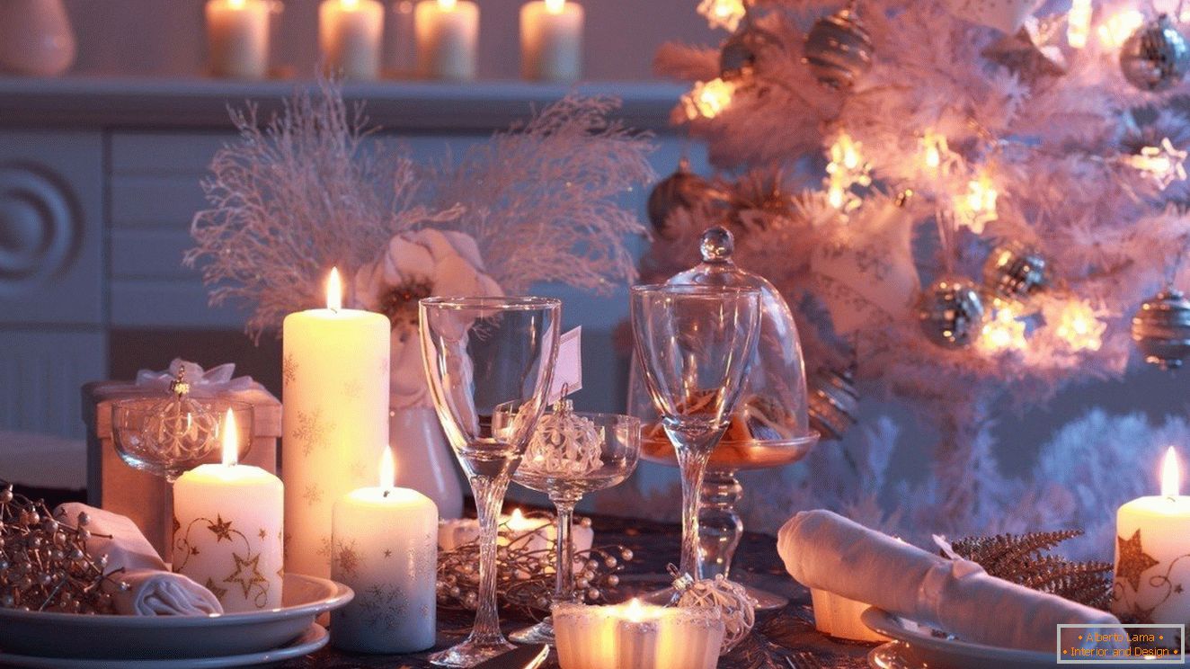 Използването на свещи с различни размери в интериора на масата на Нова година