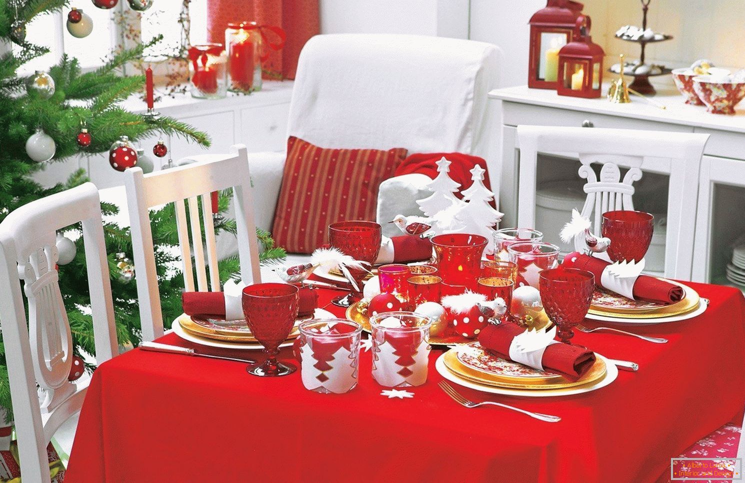 Декорация на масата на Нова година в червен цвят