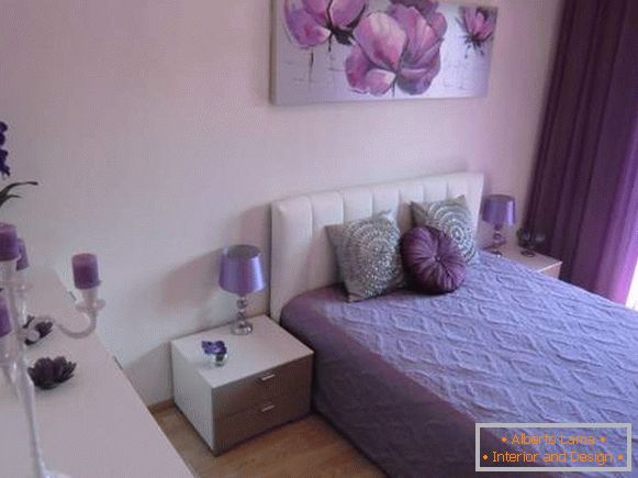 Purple завеси в спалнята - снимка с красив декор
