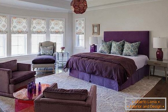 Лилави мебели в спалнята - фото дизайн с леки стени