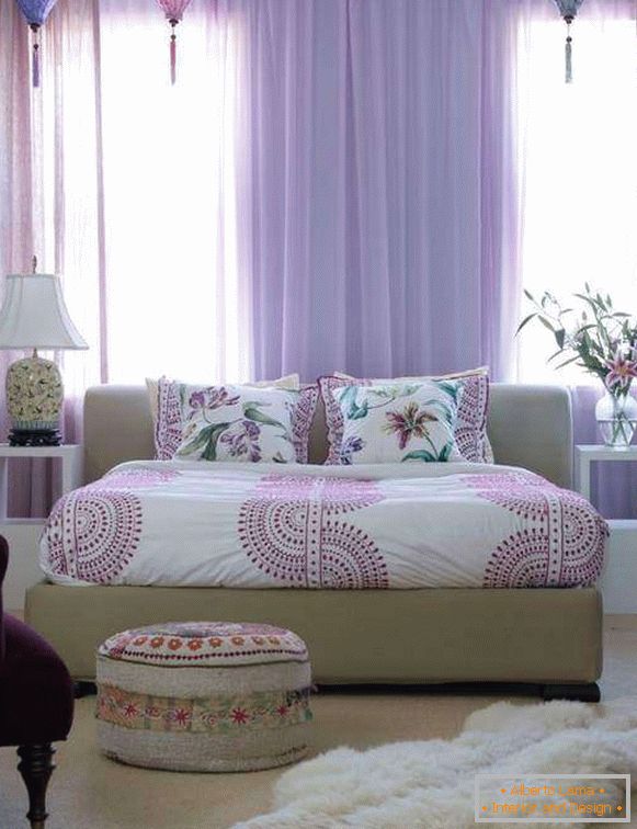 Прозрачни лилави завеси в спалнята - снимка в интериора