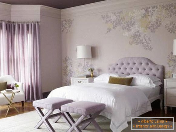 Лилави тапети, завеси и таван в спалнята - снимка