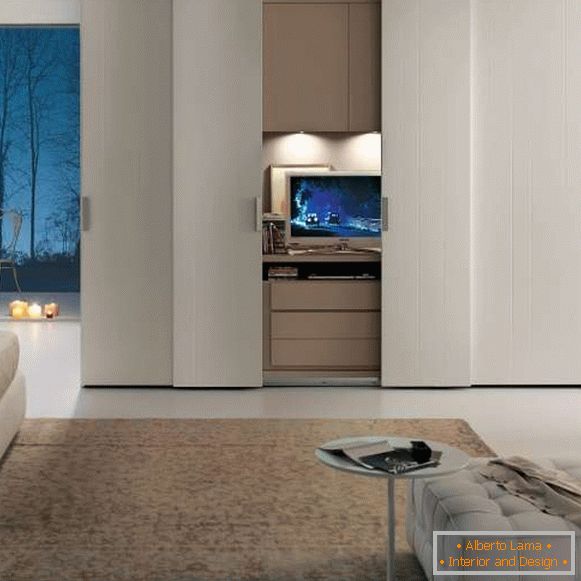 Голямо гардеробно отделение в спалнята - снимка с телевизор вътре
