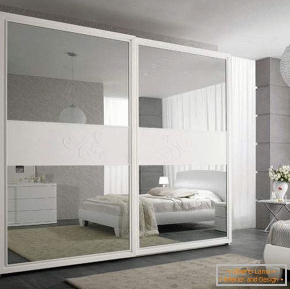 Спалня с гардероб с огледални врати - снимка