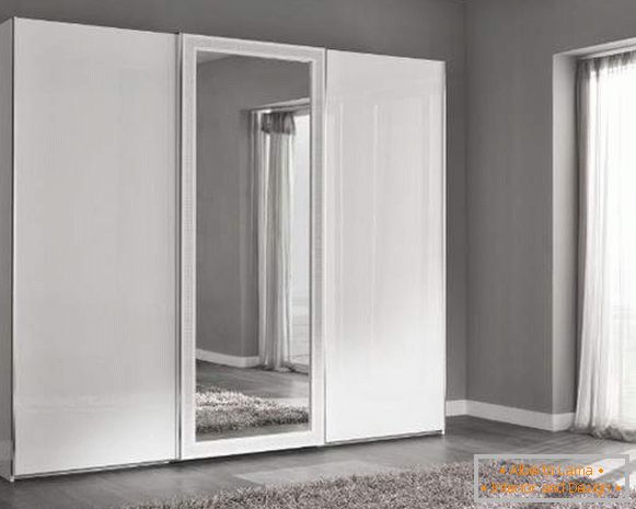 Идеите на гардероба в спалнята в бяло с огледало