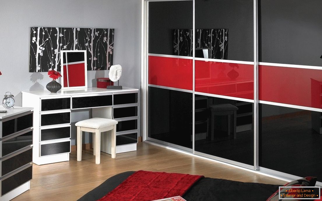 Черно-червен гардероб от лак във вътрешността на спалнята