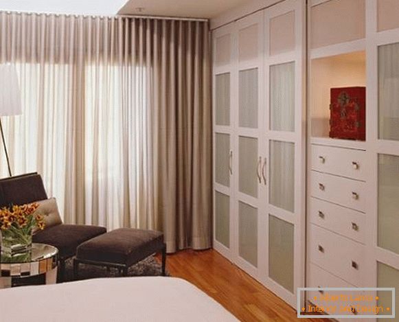 Малка спалня със стилен гардероб