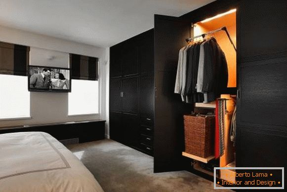 Модерен вграден гардероб в спалнята