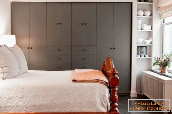 Прост гардероб за спалня в сив цвят