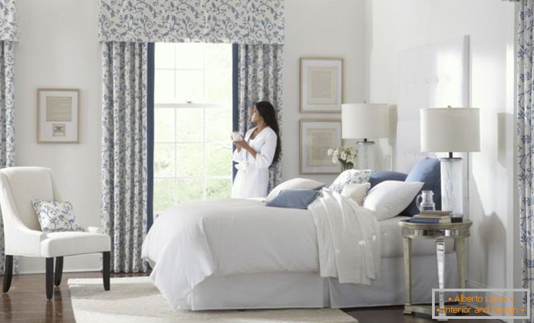 красив-бяло-сините стъкло-модерен дизайн-прозорец-завеса спалня-идеи-цвете мотив-престилка-ретро-завеса да бъде оборудван-два пъти през нощта лампа-бяла покривка-легло-матрак-дърва пода в спални, както-добре като-Curta