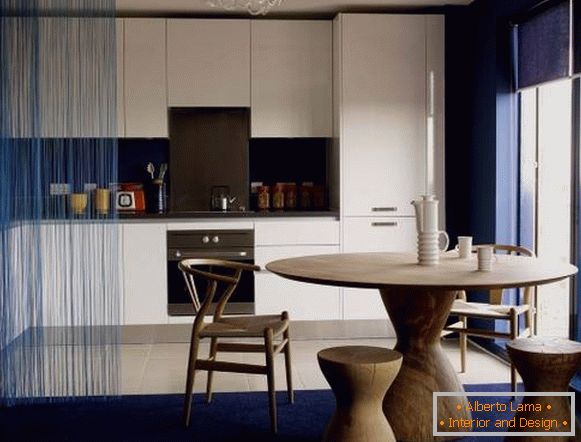 Синя завеса от муселин във вътрешността на кухнята