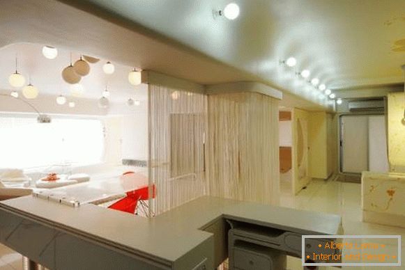 Кремообразни завеси от муселин - снимка във вътрешността на кухнята на хола
