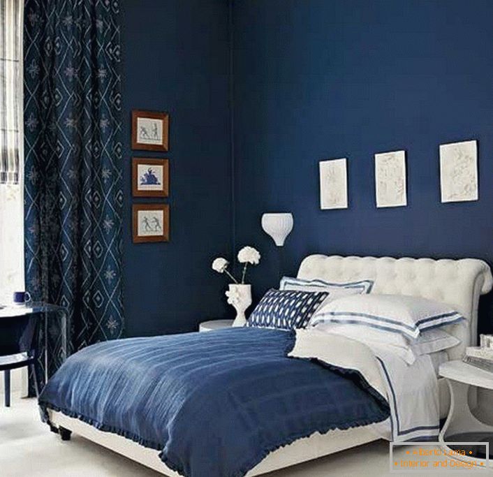 Сини стени и завеси в спалнята