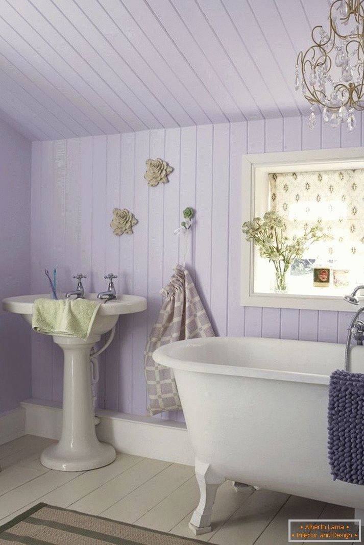 Банята в лилав цвят