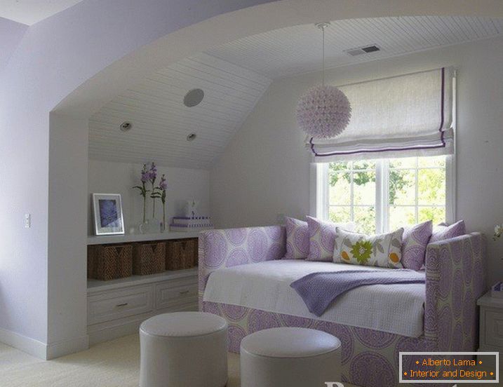 Уютна спалня с арка в лилаво-бял цвят