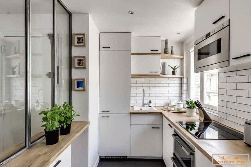 Тънка малка кухня в бяло
