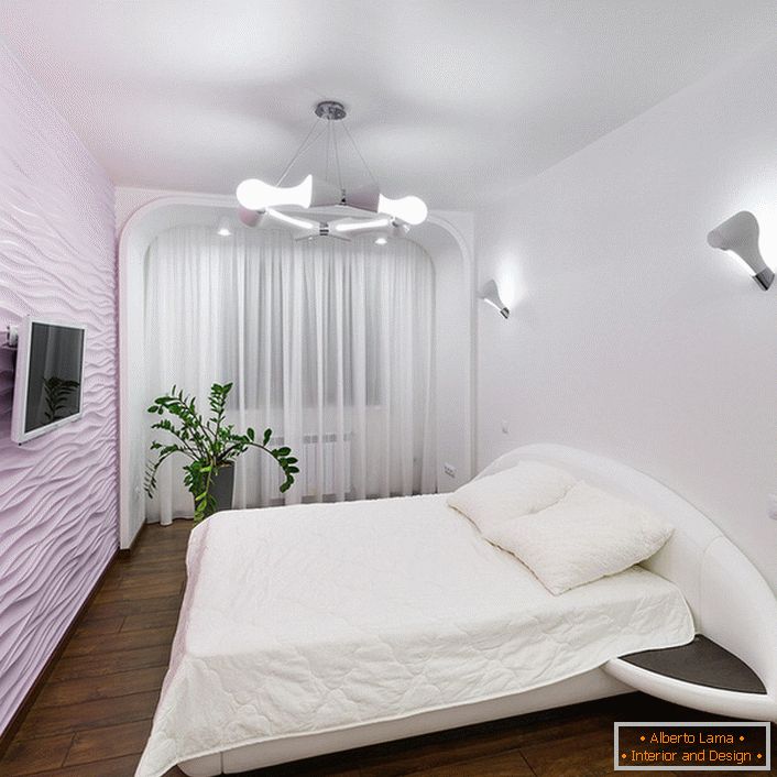 Спалнята е високотехнологична в меки светли цветове без допълнително мебели.