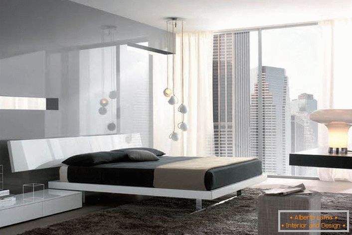 Гланцираните повърхности с метален блясък правят високотехнологичната спалня по-просторна и по-светла.