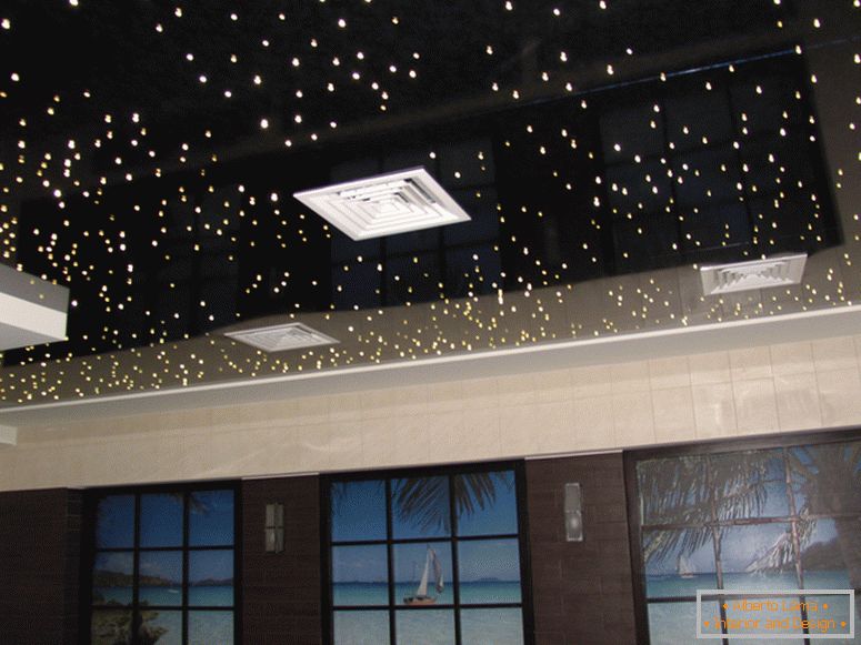Лъскавият таван от PVC, който имитира нощното небе, звездното небе. Страхотна идея за спалня или детска стая.